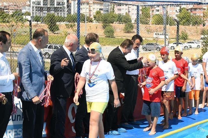 PORTATİF HAVUZLARDA YÜZME ÖĞRENEN ÇOCUKLAR MADALYALARINA KAVUŞTU
