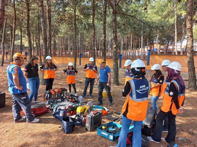 GENÇ GÖNÜLLÜLER AFETLERE KARŞI MÜCADELEYE HAZIR