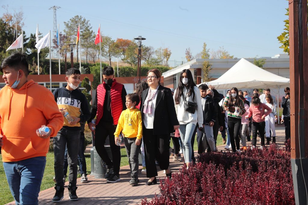 Bakan Derya Yanık Sosyal ve Ekonomik Destek’ten yararlanan çocukları ağırladı