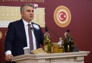 Meclis’te Bölgemizin Zeytinini Anlattı, Zeytinyağı İkram Etti