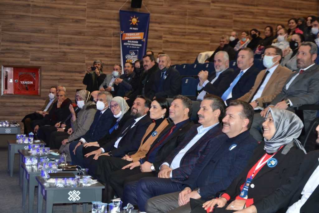 “MİLLETİMİZE EFENDİ DEĞİL, MİLLETİMİZİN HİZMETKARIYIZ.”