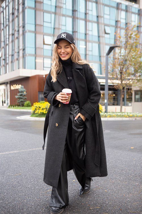 Siyah Kaşe Kaban Kış Aylarının Vazgeçilmezi