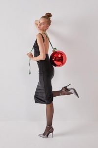 Dikkat Çeken Sırt Dekolteli Elbiseler