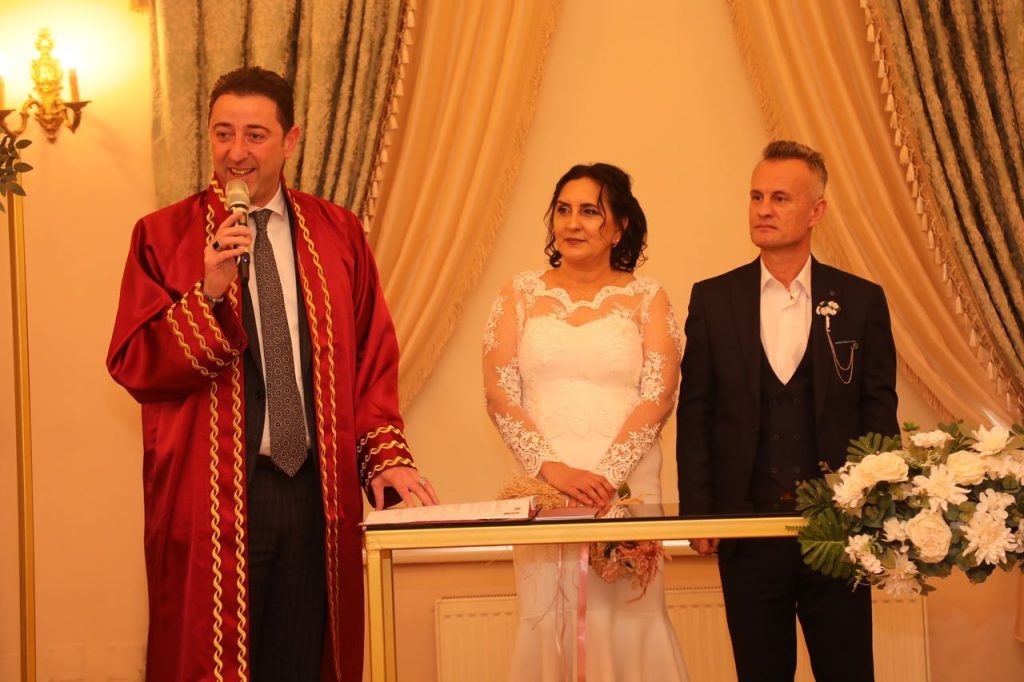 BANDIRMA BELEDİYESİNDEN SEVGİLİLER GÜNÜ SÜPRİZLERİ