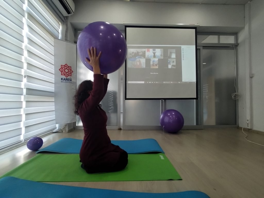 KARESİ’DE ANNE ADAYLARI ONLİNE EĞİTİM ALIYOR