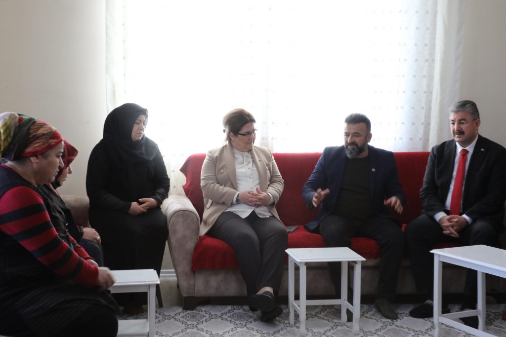 Bakan Derya Yanık’tan öldürülen Azra Gülendam Haytaoğlu’nun Osmaniye’deki ailesine ziyaret