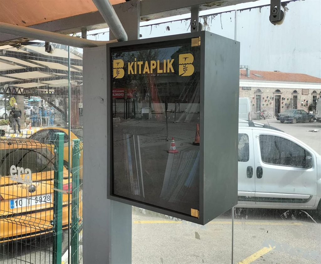 Büyükşehir durakları kütüphaneye dönüştürüyor