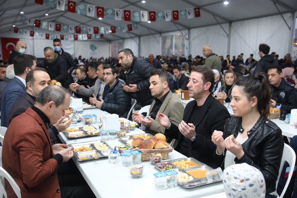 RAMAZANDA İÇTENLİKLE PAYLAŞMANIN YAŞATTIĞI TOPLUMSAL MUTLULUK