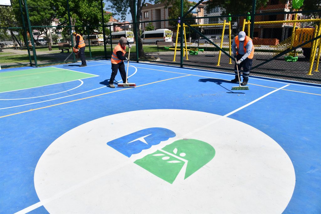 Büyükşehir, şehre yeni spor sahaları kazandırıyor