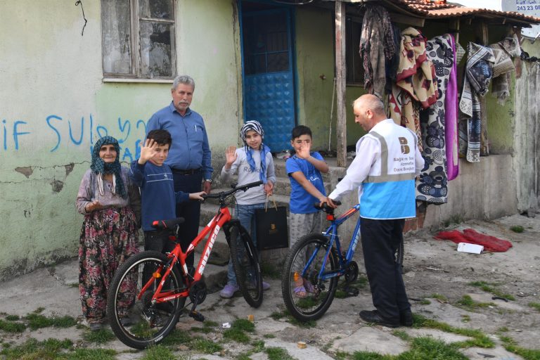 Başkan Yücel Yılmaz ile çocukların yüzü gülüyor