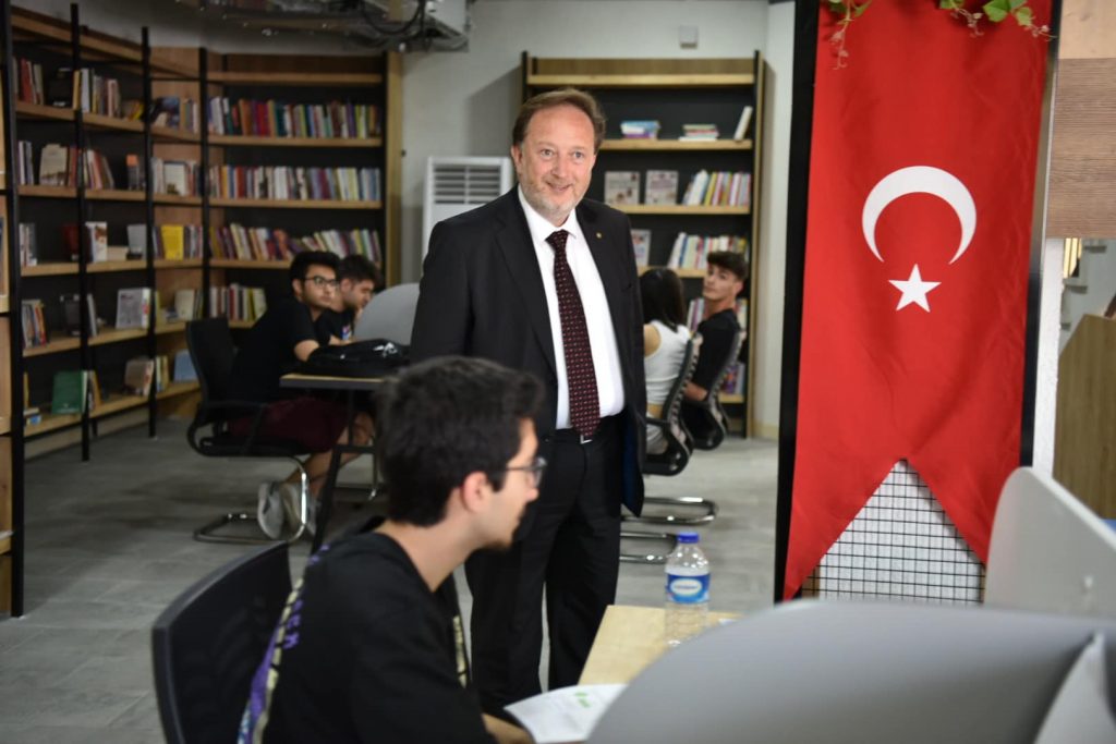 KARESİ MİLLET KIRAATHANESİ GENÇLERİN UĞRAK NOKTASI OLDU