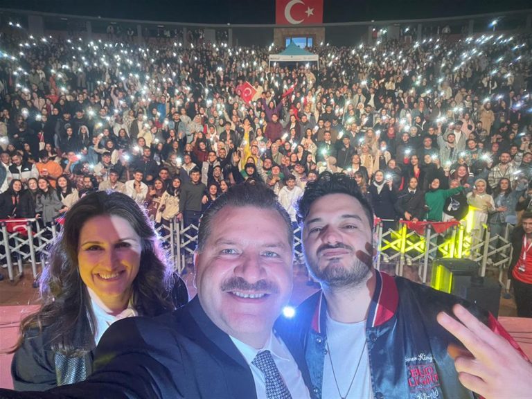 BALIKESİR’DE CUMHURİYET ÇOŞKUSU DOYASIYA YAŞANDI