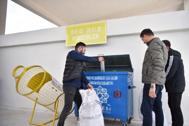 KARESİ’DE ÇEVRECİ VATANDAŞLAR ATIK GETİRME MERKEZİ’NDE