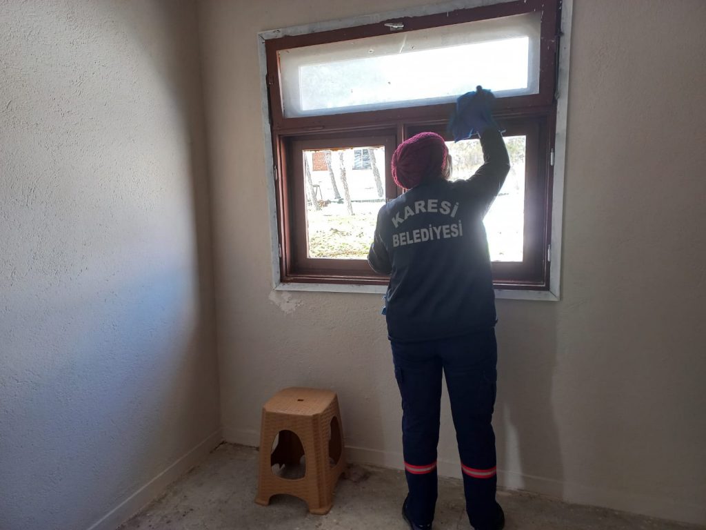 KARESİ’DE DEPREMZEDELER İÇİN TAHSİS EDİLEN EVLER TEMİZLENİYOR