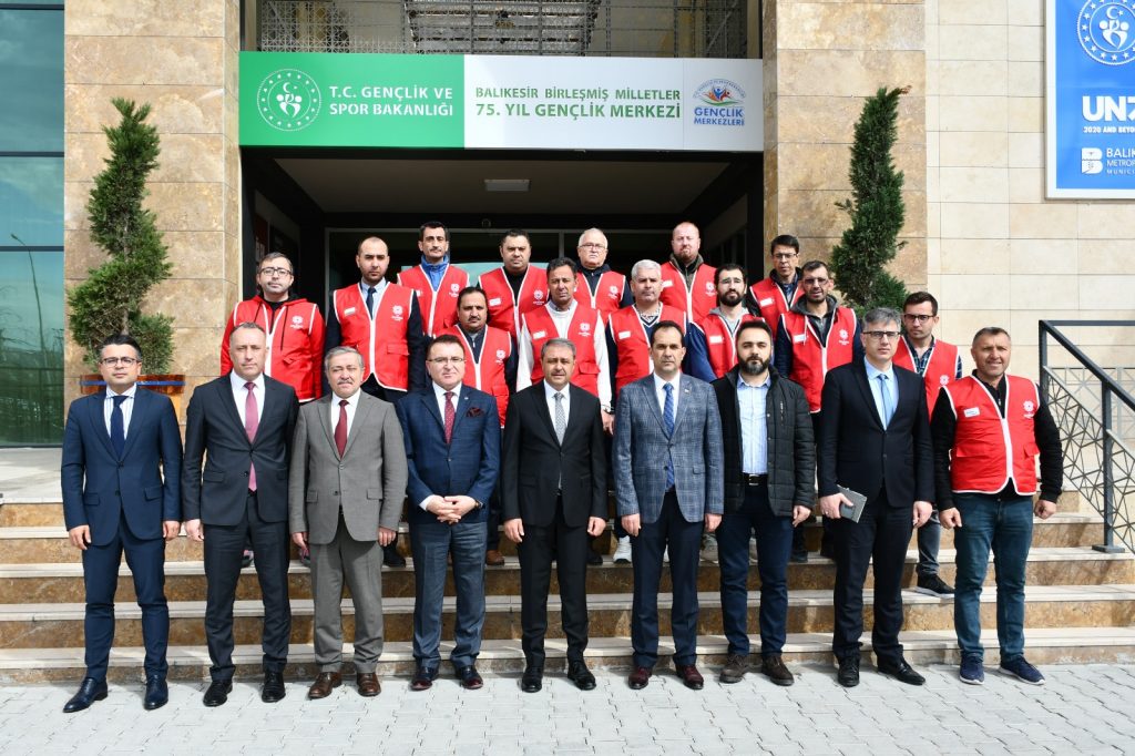 VALİ ŞILDAK, GSB YURTLARINDA KALAN DEPREMZEDE AİLELERİ ZİYARET ETTİ