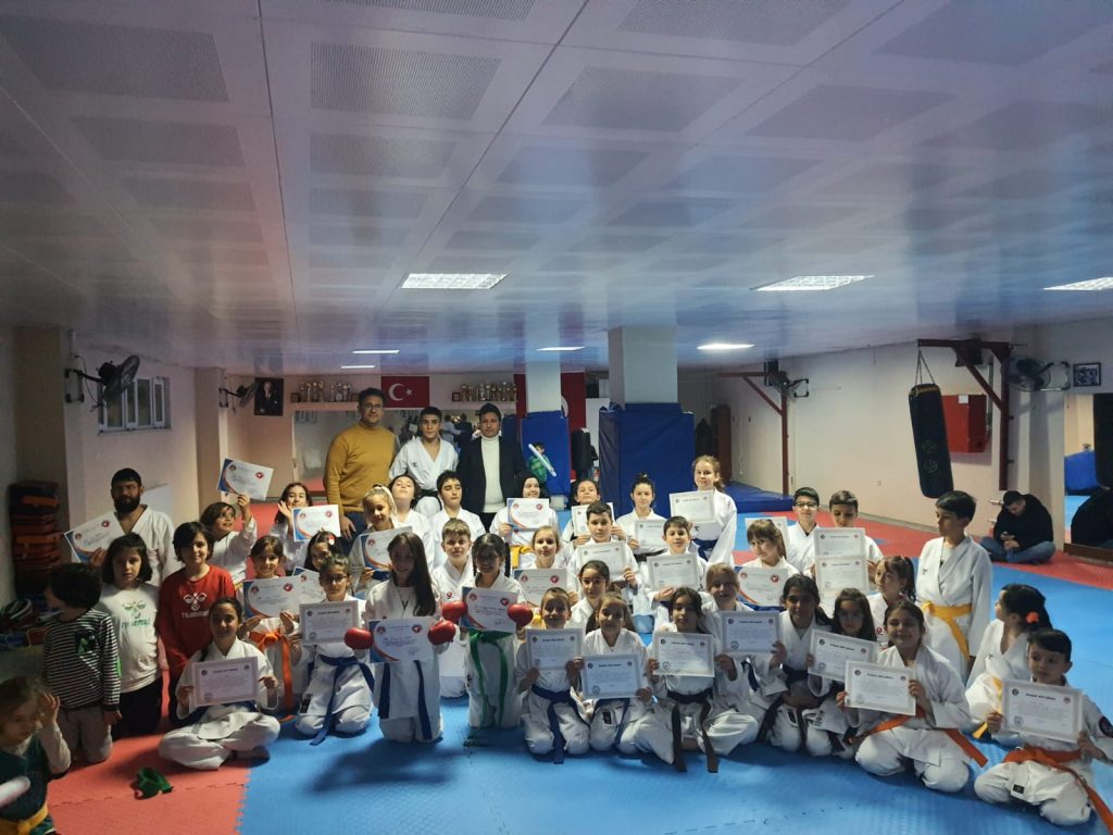 Karateciler kuşak sınavında ter döktü