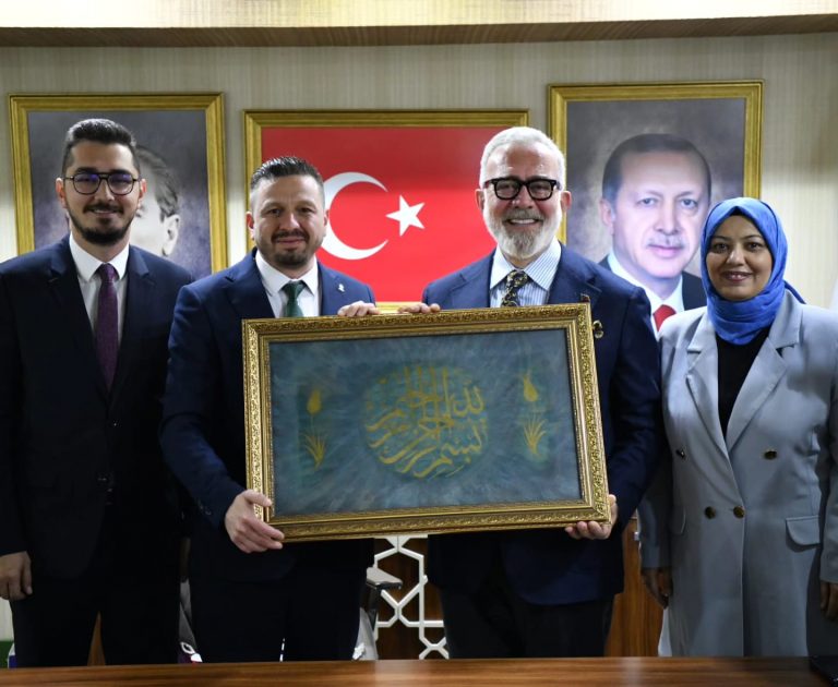 AK PARTİ GRUP BAŞKAN VEKİLİ MANİSA MV. BAHADIR YENİŞEHİRLİOĞLU GENÇLİK BULUŞMASI İÇİN GELDİĞİ BALIKESİR DE İLK OLARAK AK PARTİ İL BAŞKANLIĞINI ZİYARET ETTİ.