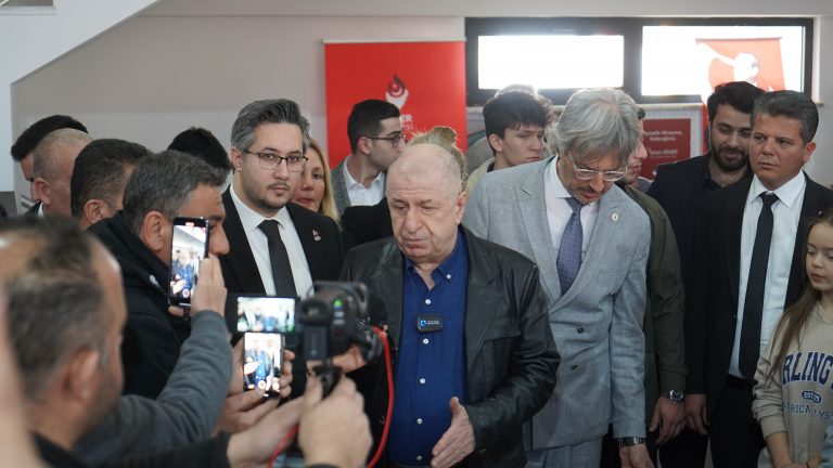 Zafer Partisi Genel Başkanı Prof. Dr. Ümit Özdağ, Balıkesir Bandırma’da basın açıklaması yaptı.