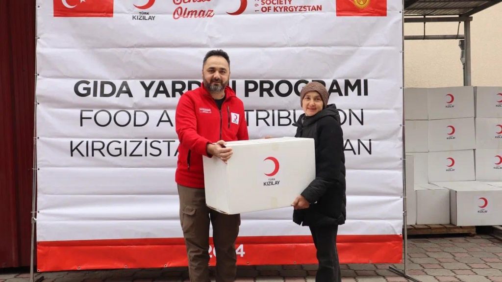 Türk Kızılay 2024 yılı Ramazan Programı kapsamında,  Kırgızistan Bişkek ve ilçelerinde gıda kolisi ve nakdi yardım dağıtımı gerçekleştirdi.