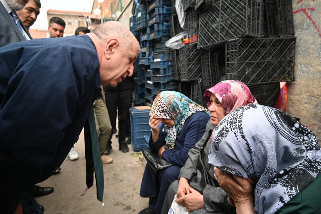 Zafer Partisi Genel Başkanı Prof. Dr. Ümit Özdağ, Zafer Partisi Genel Başkan Yardımcıları, Zafer Partisi Ankara İl Başkanı Osman Demir, Ankara Ulus Hali’nde bulunan Et ve Süt Kurumu’na gitti.