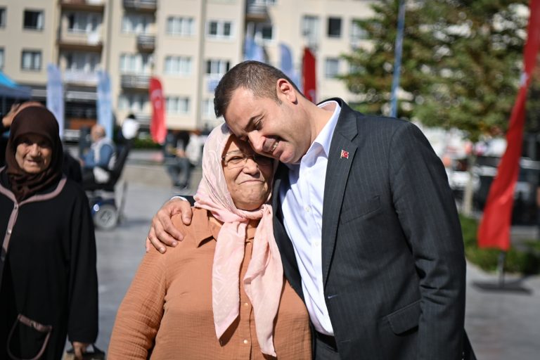 Başkan Akın, emekçi kadınların destekçisi