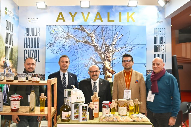 Vali Ustaoğlu, EMITT’te Balıkesir standını ziyaret etti