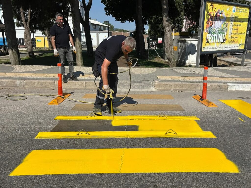 BANDIRMA’DA YAYA GEÇİTLERİ YENİLENİYOR