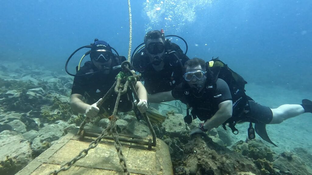 Büyükşehir deniz ekosistemini tehdit eden dev trol ağını denizden çıkardı
