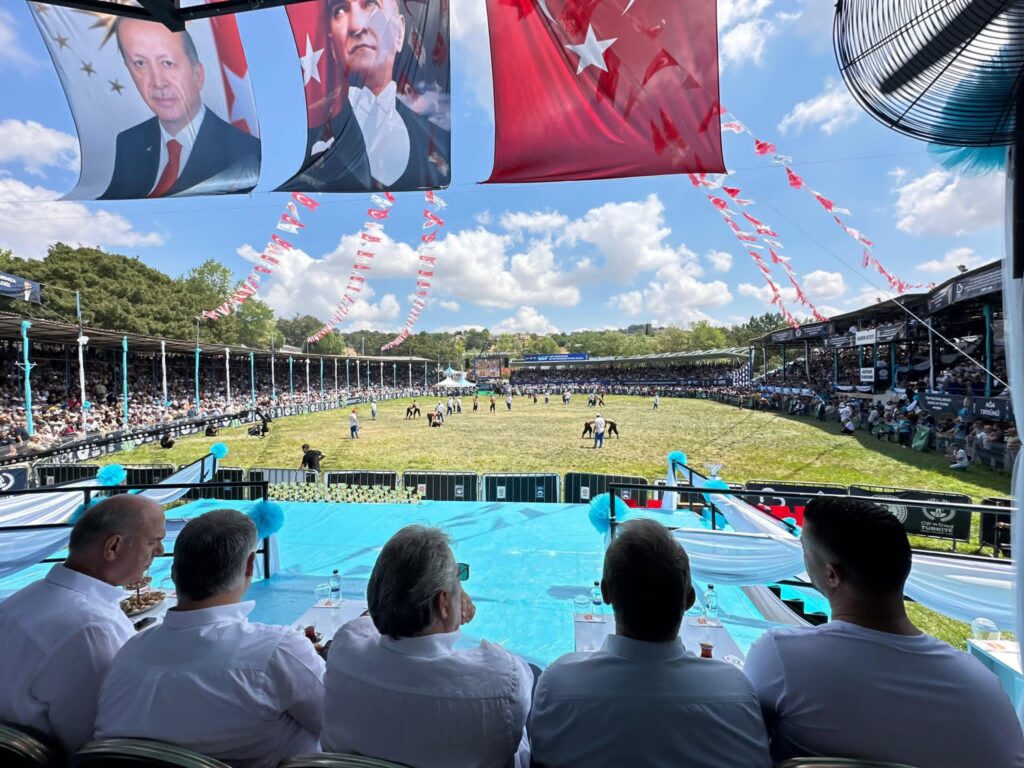 BANDIRMA BELEDİYE BAŞKANI DURSUN MİRZA, KURTDERELİ MEHMET PEHLİVAN YAĞLI GÜREŞLERİ’NE KATILDI