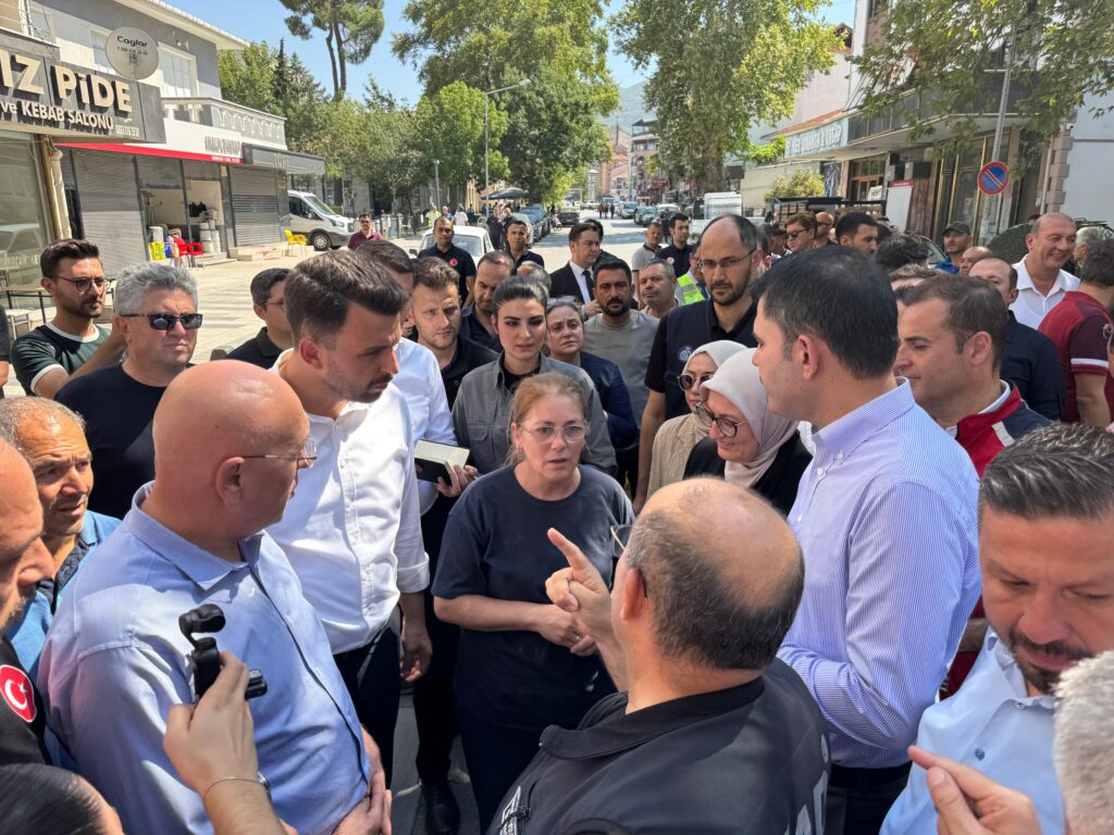 Sındırgı’da Devlet Tüm Gücüyle Sahada:”İlk Andan İtibaren Yanınızdayız”