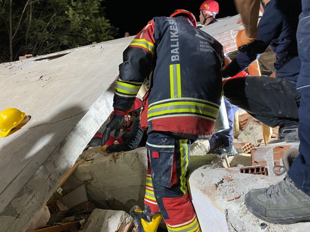 Büyükşehir 192 araç ve 516 personelle deprem bölgesinde