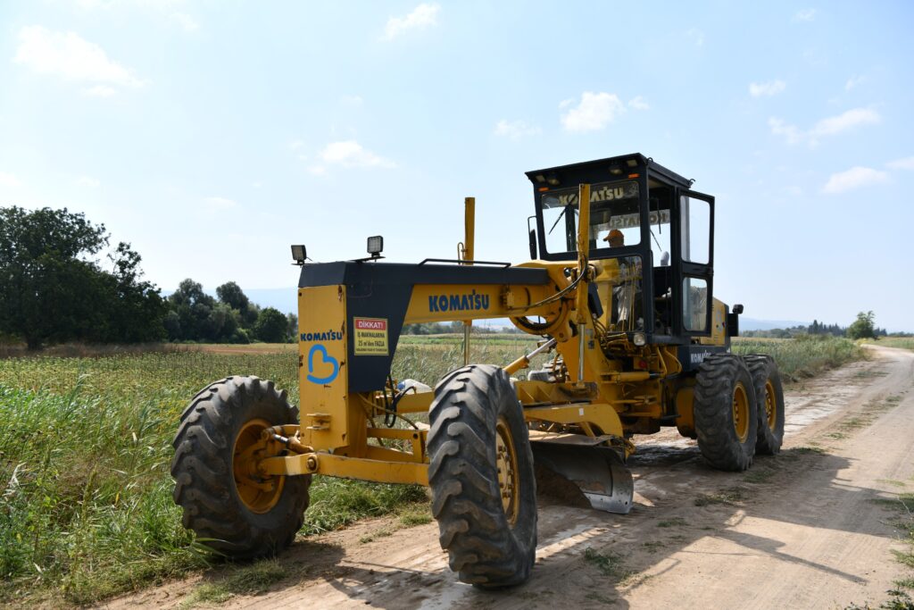 Tarla ve zeytinlik yollarına Büyükşehir dokunuşu