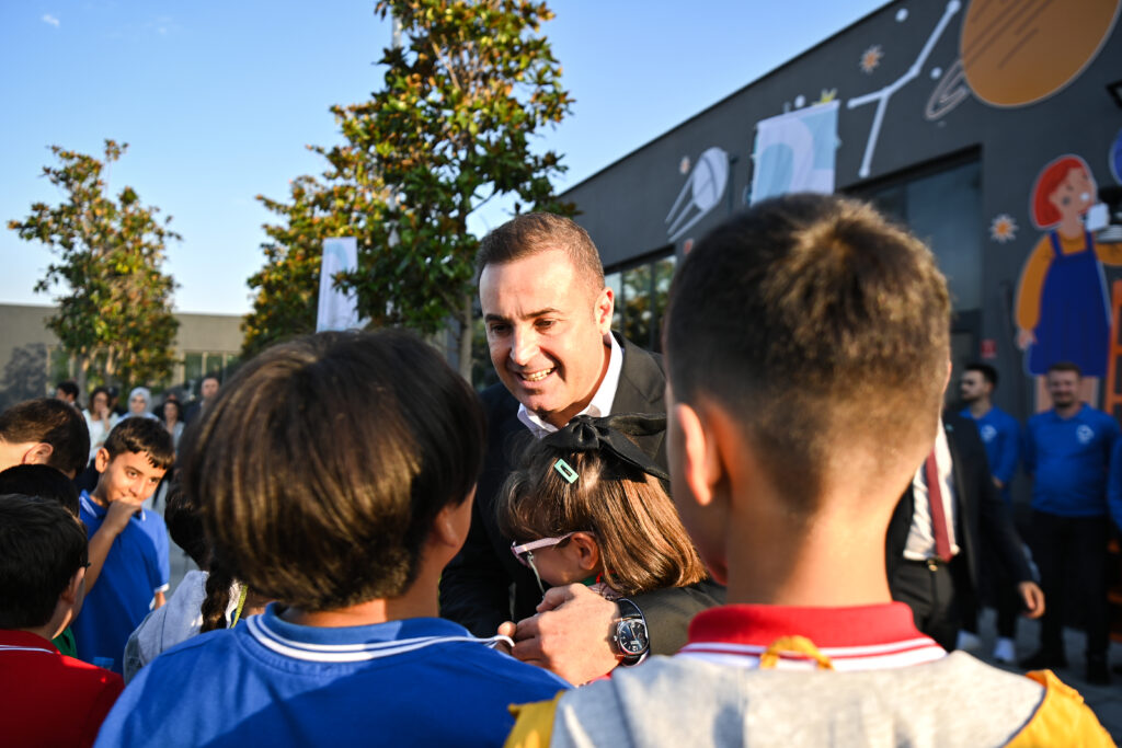 Ahmet Akın’dan Öğrencilere 1.000 TL Kırtasiye Desteği