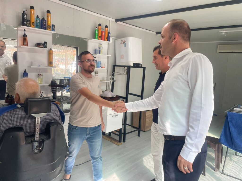 Büyükşehir Belediyesi Sındırgılı esnafı yalnız bırakmıyor