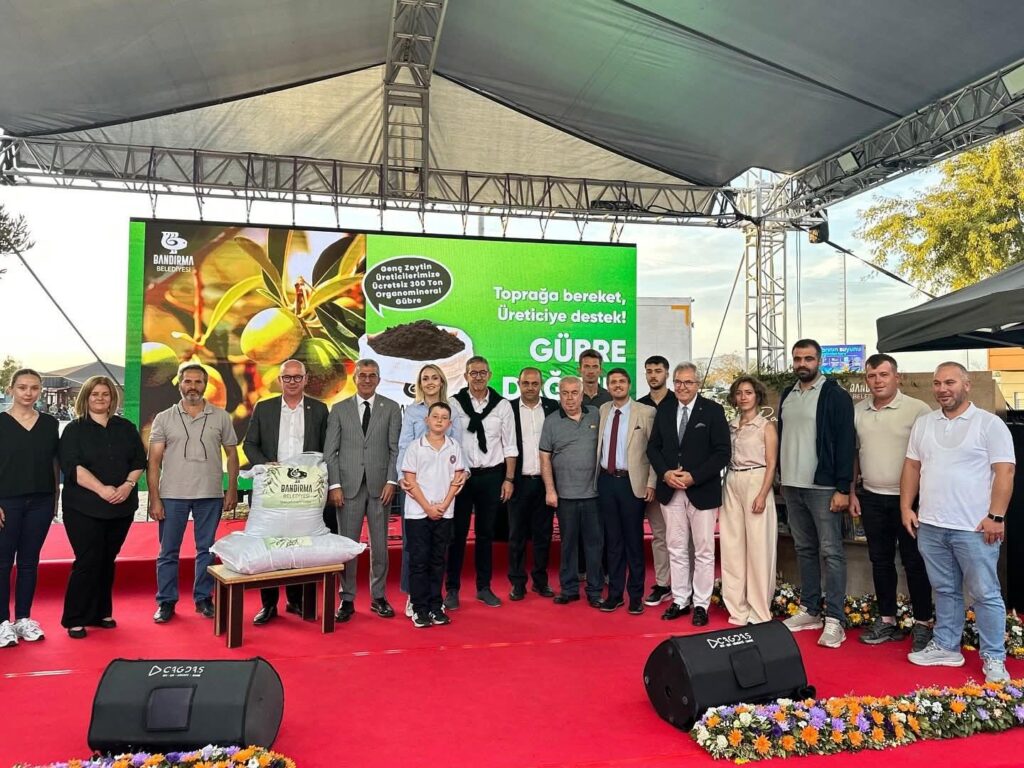 BANDIRMA BELEDİYESİ’NDEN GENÇ ZEYTİN ÜRETİCİLERİNE GÜBRE DESTEĞİ
