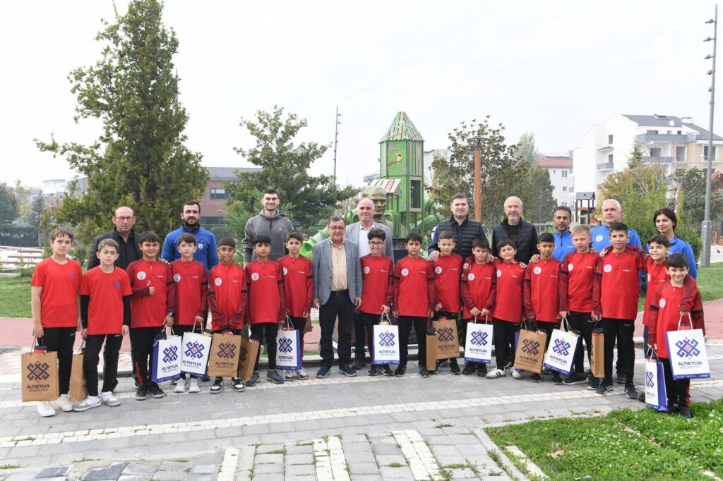 BAŞKAN HAKAN ŞEHİRLİ GELECEĞİN YILDIZLARINI AĞIRLADI