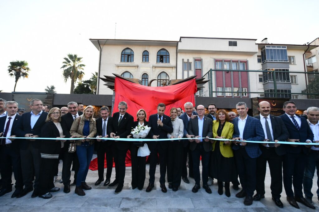 Cumhuriyet Meydanı 2.etabı açıldı