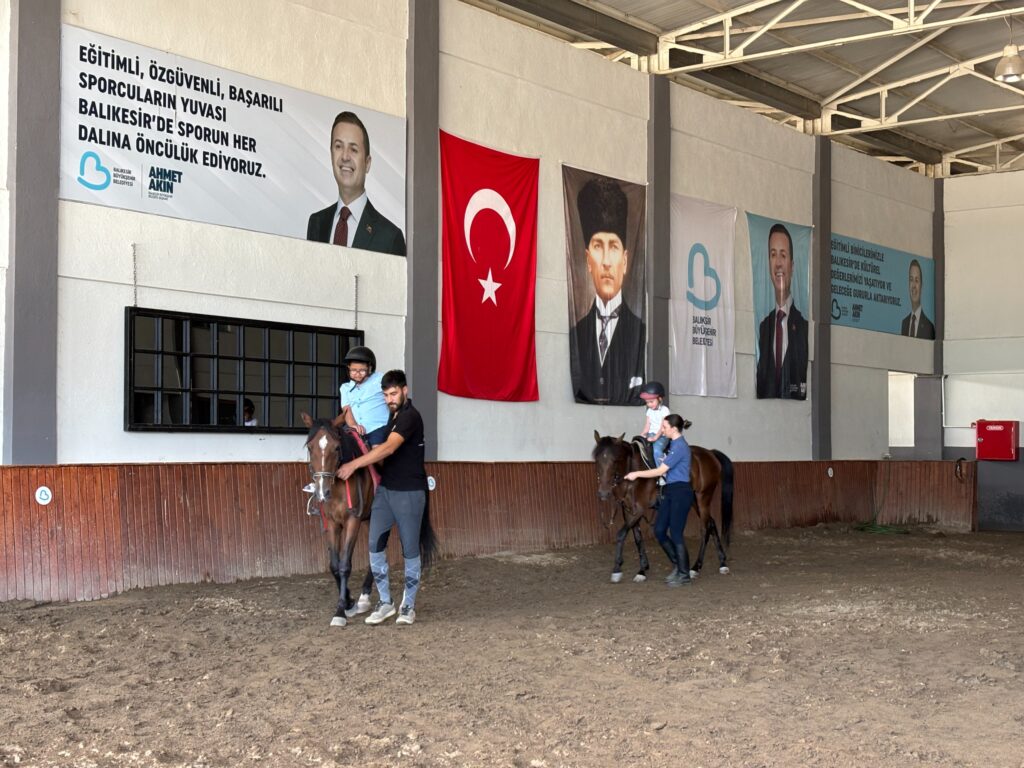 Büyükşehir 65 özel bireyi hipoterapiyle buluşturdu