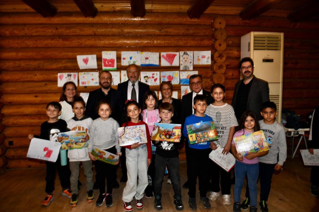 ÇOCUKLAR HAYALİNDEKİ ATATÜRK’Ü RESMETTİ