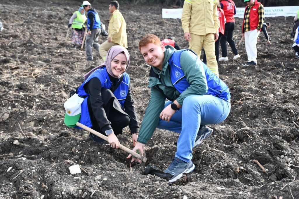 Balıkesir’de Gençler Milli Ağaçlandırma Günü’nde Yeşil Vatan İçin Buluştu
