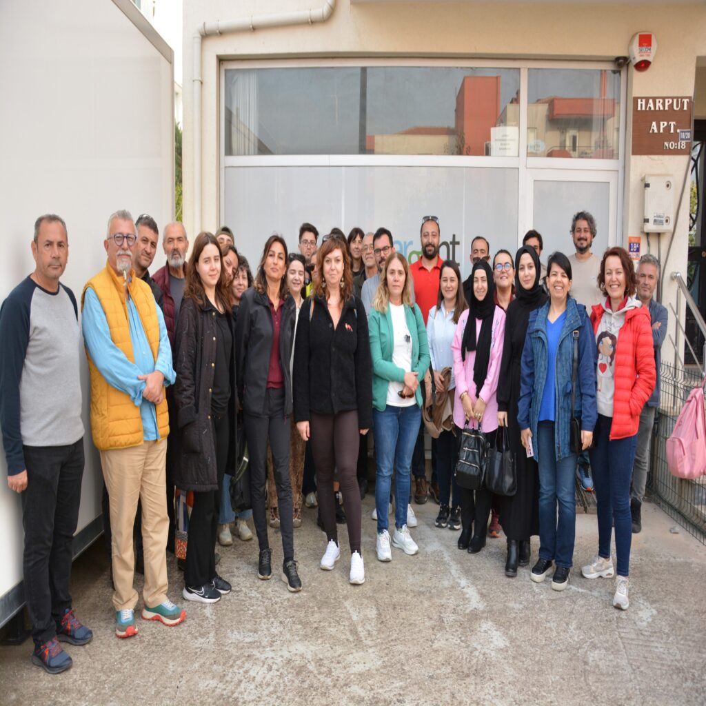 İletişim Başkanlığı Dezenformasyonla Mücadele Merkezi tarafından “Bandırma Limanı’nda kaçak ve kimliksiz büyükbaş hayvanların yasa dışı şekilde ülkeye sokulmaya çalışıldığı, hayvanların açlıktan öldüğü ve geminin gizlice limana geri döndüğü”hakkındaki açıklamasını Kıymetli Basın Mensuplarımızın dikkatine sunarız.  Bazı basın organlarında ve sosyal medya platformlarında yer alan, “Bandırma Limanı’nda kaçak ve kimliksiz büyükbaş hayvanların yasa dışı şekilde ülkeye sokulmaya çalışıldığı, hayvanların açlıktan öldüğü ve geminin gizlice limana geri döndüğü” yönündeki iddialar gerçeği yansıtmamakta ve dezenformasyon içermektedir. Türkiye Cumhuriyeti, halk sağlığını, hayvan sağlığını ve ulusal hayvancılık varlığını riske atacak hiçbir uygulamaya izin vermemektedir. Bandırma Limanı’nda yürütülen tüm veteriner kontroller ve dezenfeksiyon işlemleri de ilgili mevzuat hükümleri doğrultusunda titizlikle gerçekleştirilmektedir.  Bu kapsamda, 15 işletme adına Uruguay’dan ithali planlanan 2 bin 901 baş damızlık sığır için 21 Ekim 2025 tarihinde Bandırma Limanı Veteriner Sınır Kontrol Noktası’na başvurulmuştur. Yapılan incelemelerde, bazı hayvanlarda kulak küpesi veya elektronik kimlik çipinin bulunmadığı, 469 hayvanın seçim listeleriyle uyumlu olmadığı tespit edilmiştir.  Söz konusu uygunsuzluklar nedeniyle sevkiyatın ülkeye girişine izin verilmemiş; ilgili 15 Veteriner Sağlık Sertifikasına “RED” şerhi düşülerek karar 23 Ekim 2025 tarihinde Gümrük Müdürlüğü’ne bildirilmiştir. Buna karşılık firmalar, alınan karara itiraz ederek yargı süreci başlatmış; bu süreçte gemiyi Bandırma açıklarında bekletmişlerdir.  Kamuoyunun doğru bilgilendirilmesi adına, manipülatif amaçlarla servis edilen asılsız iddialara itibar edilmemesi önemle duyurulur.