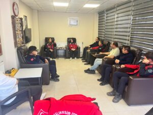 “Tarımda Balıkesir Modeli” ile Balıkesir’in sadece bugününe değil geleceğine de katkı sunan Balıkesir Büyükşehir Belediyesinin üreticilere dağıttığı 140 bin marul fidesi ve 200 litrelik gübre desteği toprakla buluştu. “Büyükşehir Belediyemiz maliyetleri düşürdü, bereketi artırdı” diyen çiftçiler destekler sayesinde rahat üretim yapabildiklerini dile getirdi.   Balıkesir Büyükşehir Belediye Başkanı Ahmet Akın’ın hayata geçirdiği “Tarımda Balıkesir Modeli” sayesinde tarımsal potansiyel her geçen gün artıyor. Bu kapsamda Balıkesir Büyükşehir Belediyesi tarafından üreticilere dağıtılan yüzde 75 hibeli 140 bin marul fidesi ve yüzde 100 hibeli 200 litrelik gübre desteği toprakla buluştu. Büyükşehir’in desteğiyle maliyetleri azalan ve verimleri artan üreticilerin yüzleri güldü.   “DESTEKLER SADECE SERALARIMIZA DEĞİL  KÖYÜMÜZE DE KATKI SAĞLADI”   Büyükşehir Belediyesinin desteklerinden dolayı mutlu olduğunu söyleyen sera üreticisi Edanur Kurt, “Bu destekler inşallah güzel bir kazanç sağlayacak. Emeğimizin karşılığını da alacağımızı düşünüyorum. Sadece seralarımıza değil köyümüze de katkı sağladı. Bizlere verdiği desteklerden dolayı Ahmet Akın’a çok teşekkür ederim.” diyerek memnuniyetini dile getirdi. Desteklerin ekonomik açıdan omuzlarındaki yükü hafiflettiğini söyleyen sera üreticisi Hasan Koca, “Ekonomik olarak çok iyi oldu. Balıkesir Büyükşehir Belediye Başkanımız Ahmet Akın’a çok teşekkür ederiz.” dedi.   “AHMET AKIN ÇİFTÇİYE EN YAKIN”   Yakupköy kırsal mahallesinde sera üreticiliği yaptığını söyleyen Caner Yılmaz, “Gerçekten çok yararlı bir iş yapıldı. Özellikle küçük çaplı aile çiftçileri için gerçekten 10 numara bir işti. Balıkesir Büyükşehir Belediye Başkanımız Ahmet Akın’a sonsuz şükranlarımızı sunuyoruz.” dedi. Balıkesir Büyükşehir Belediyesinin destekleri sayesinde maddi anlamda avantaj sağladıklarını dile getiren Mürsel Akbulut, “Marullarımızı diktik. Bunu Ahmet Akın Başkanımız sayesinde yüzde 75 hibe ile aldık. Tabi bizim için bu bir avantaj oldu parasal olarak. Sera naylonlarını da hibeli olarak almıştık. Katkılarından dolayı Ahmet Başkan’ımıza çok teşekkür ediyoruz. Ahmet Akın çiftçiye en yakın” ifadelerini kullandı.