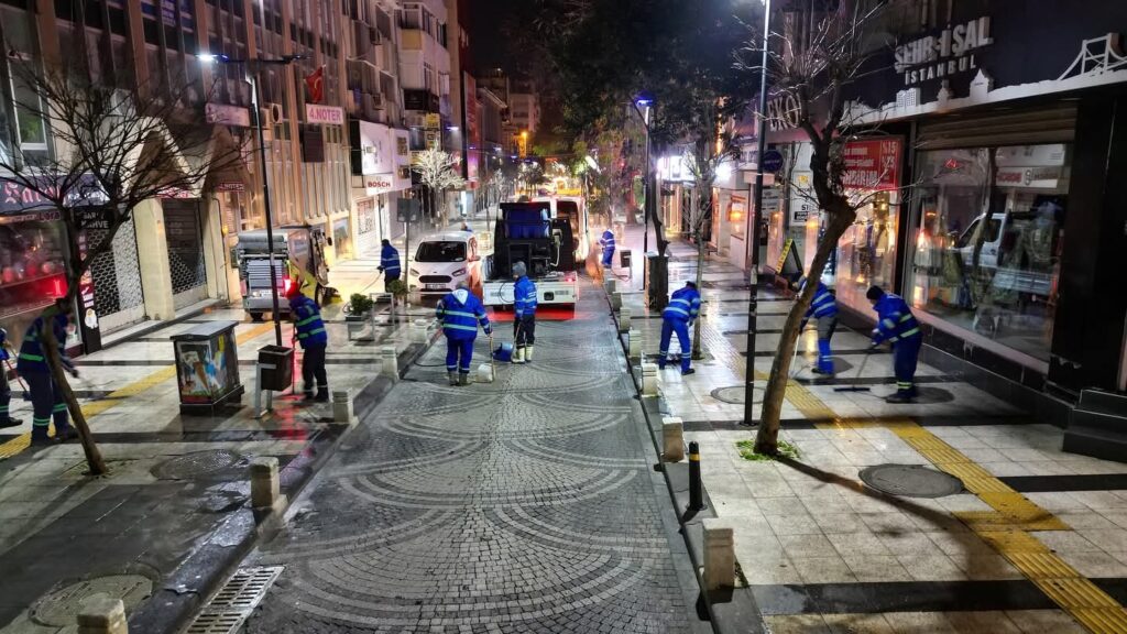 BANDIRMA’DA YENİ YIL TEMİZLİĞİ: KENT GENELİNDE YOĞUN MESAİ