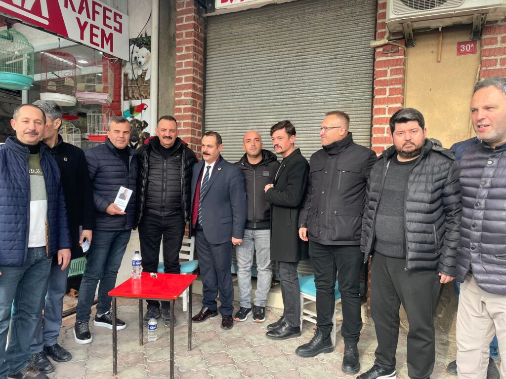 Anahtar Parti Karesi’de halkla iç içe, esnafın yanında