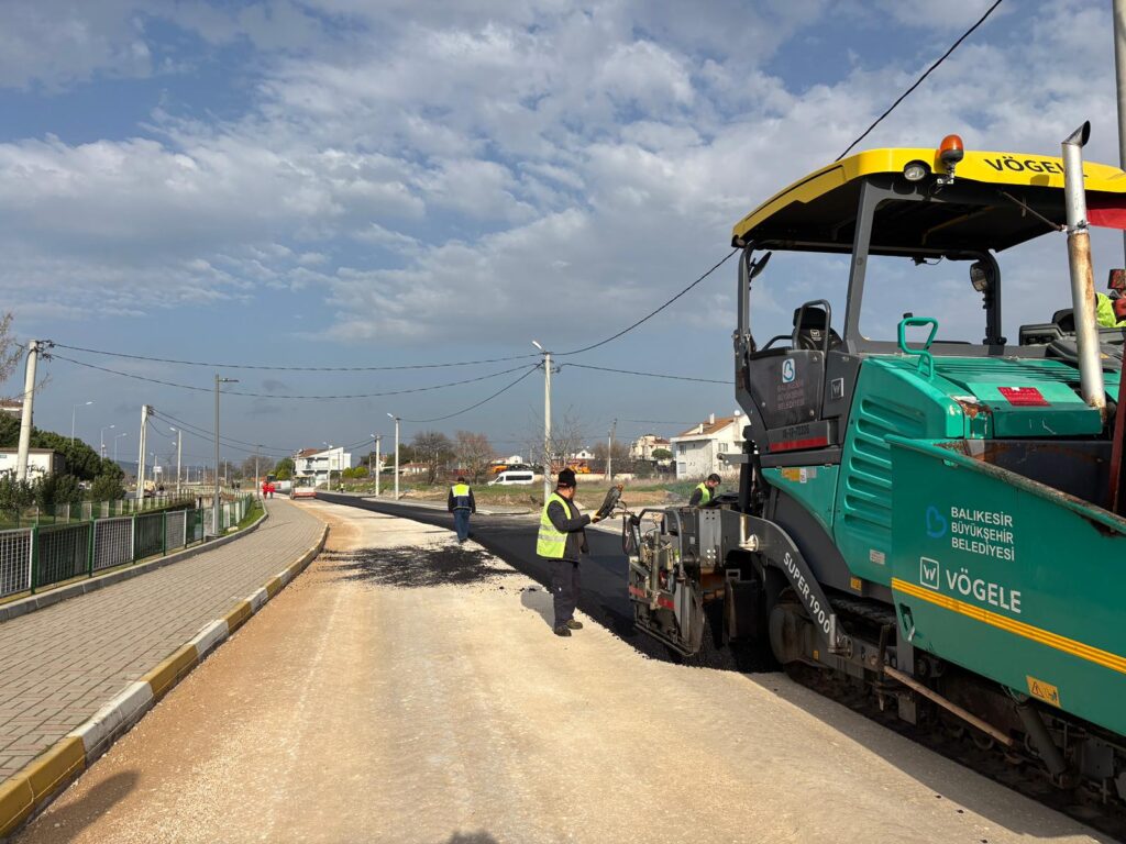 Kış şartlarına rağmen asfalta paydos yok: Büyükşehir Gönen’de 3 kilometre yol yeniledi