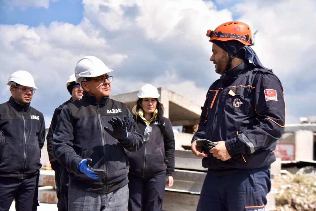 ÇEVREDEN SOSYAL YARDIMA, ALTYAPIDAN KÜLTÜRE GÜÇLÜ İCRAATLAR