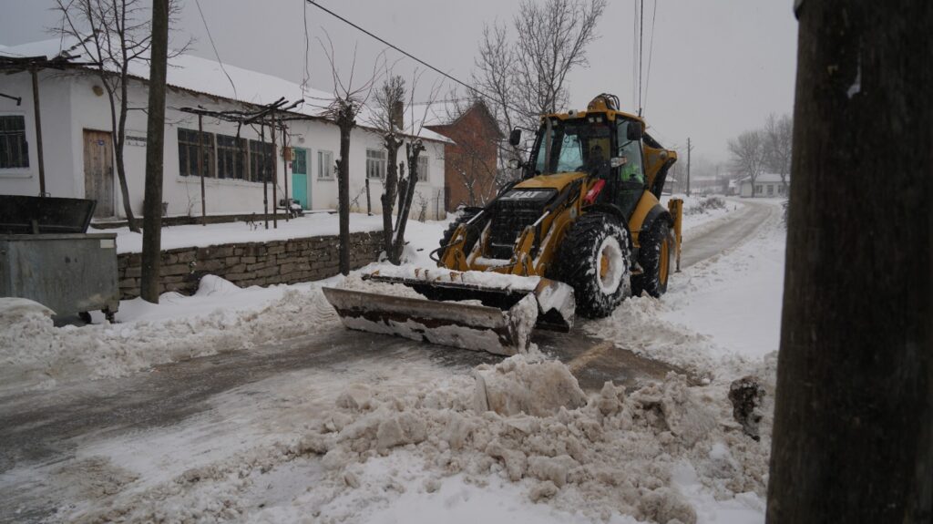 Büyükşehir Belediyesi karla mücadelede 724 sahada