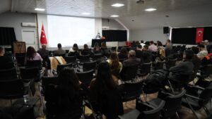 Altıeylül Belediye Başkanı Hakan Şehirli, ilçede kurulan Pazar Pazarı’nı ziyaret ederek pazarcı esnafı ve vatandaşlarla bir araya geldi.