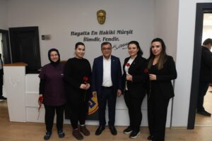 ALTIEYLÜL’DE KADIN EMEĞİNE KARANFİLLİ KUTLAMA