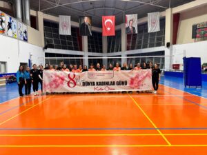 8 MART COŞKUSU PARKEDE: EVİNİN SULTANLARI SAHADA…